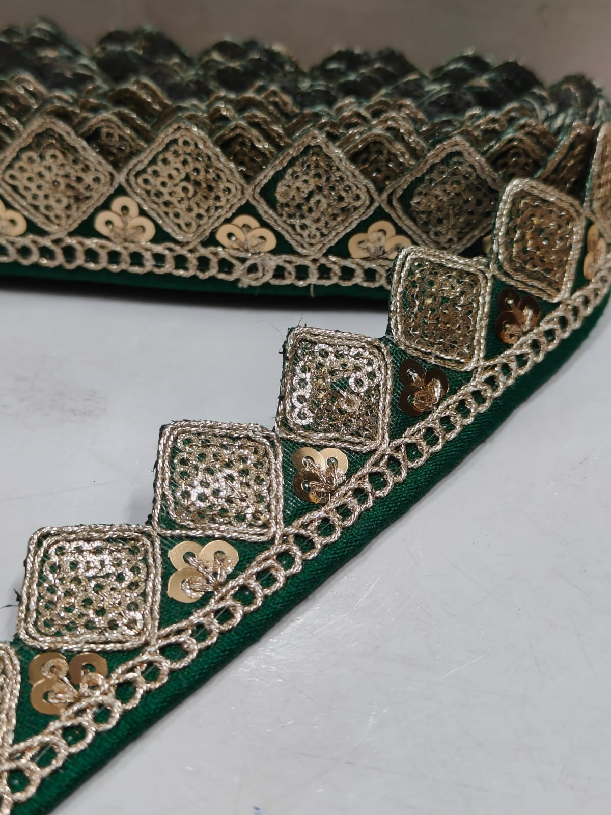 JOLLY COUNTER PRESANT A NEW LACE IN EMBRODARY WITH SEQUANCE IN GREEN COLOR AND 1 INCH SIZE IN 9 MEETER LENGTH. - Image 2