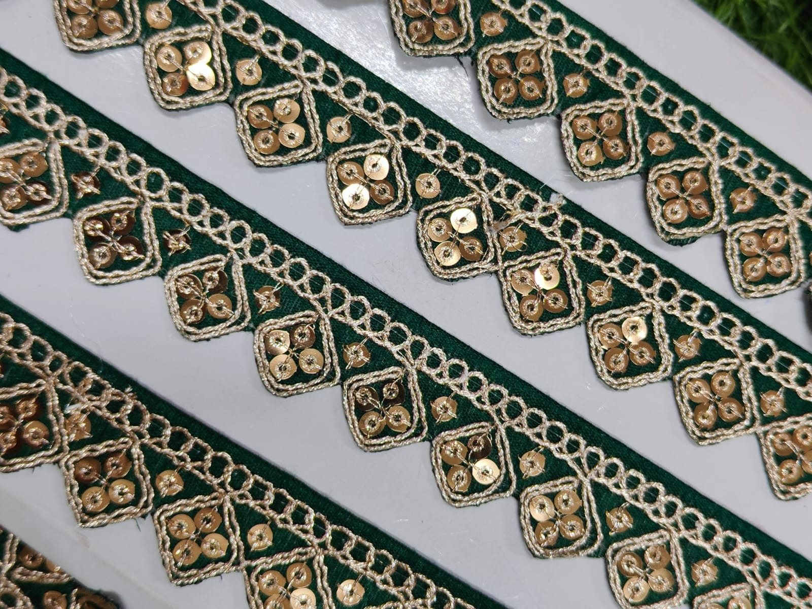 JOLLY COUNTER PRESANT A NEW LACE IN EMBRODARY WITH SEQUANCE IN GREEN COLOR AND 1 INCH SIZE IN 9 MEETER LENGTH. - Image 2