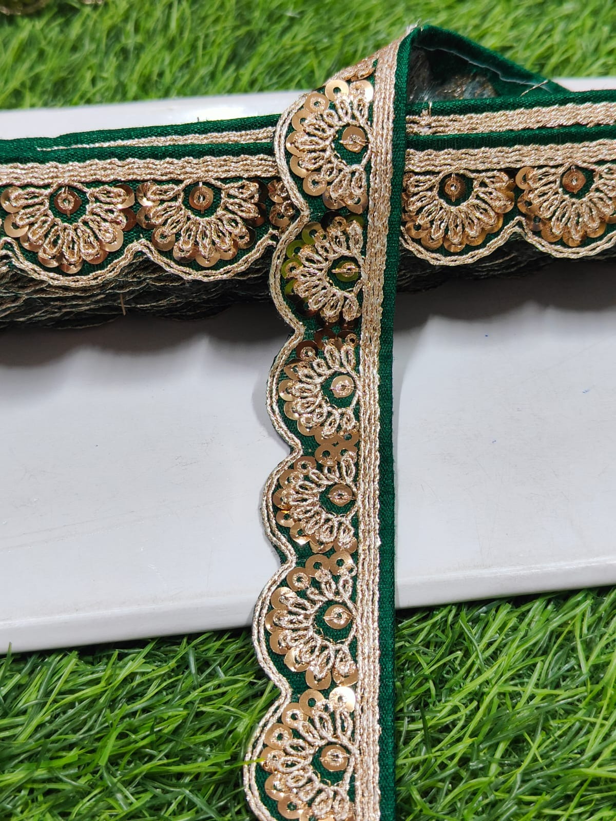 JOLLY COUNTER PRESANT A NEW LACE IN EMBRODARY WITH SEQUANCE IN GREEN COLOR AND 1 INCH SIZE IN 9 MEETER LENGTH. - Image 1