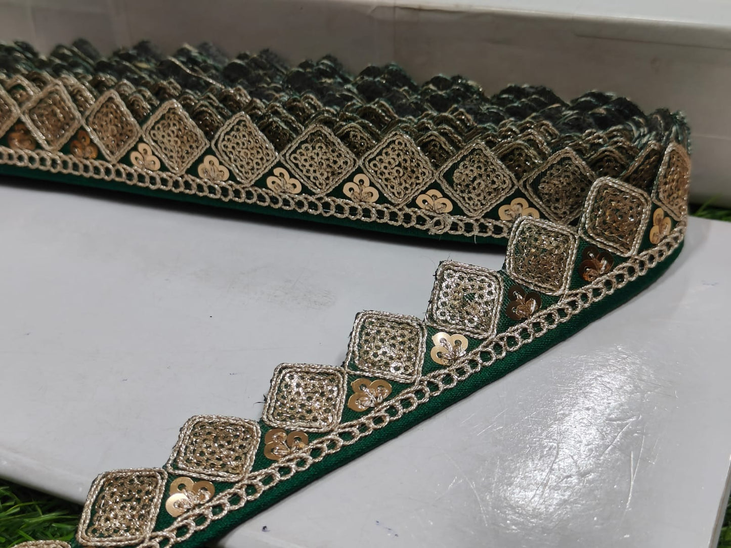 JOLLY COUNTER PRESANT A NEW LACE IN EMBRODARY WITH SEQUANCE IN GREEN COLOR AND 1 INCH SIZE IN 9 MEETER LENGTH. - Image 1