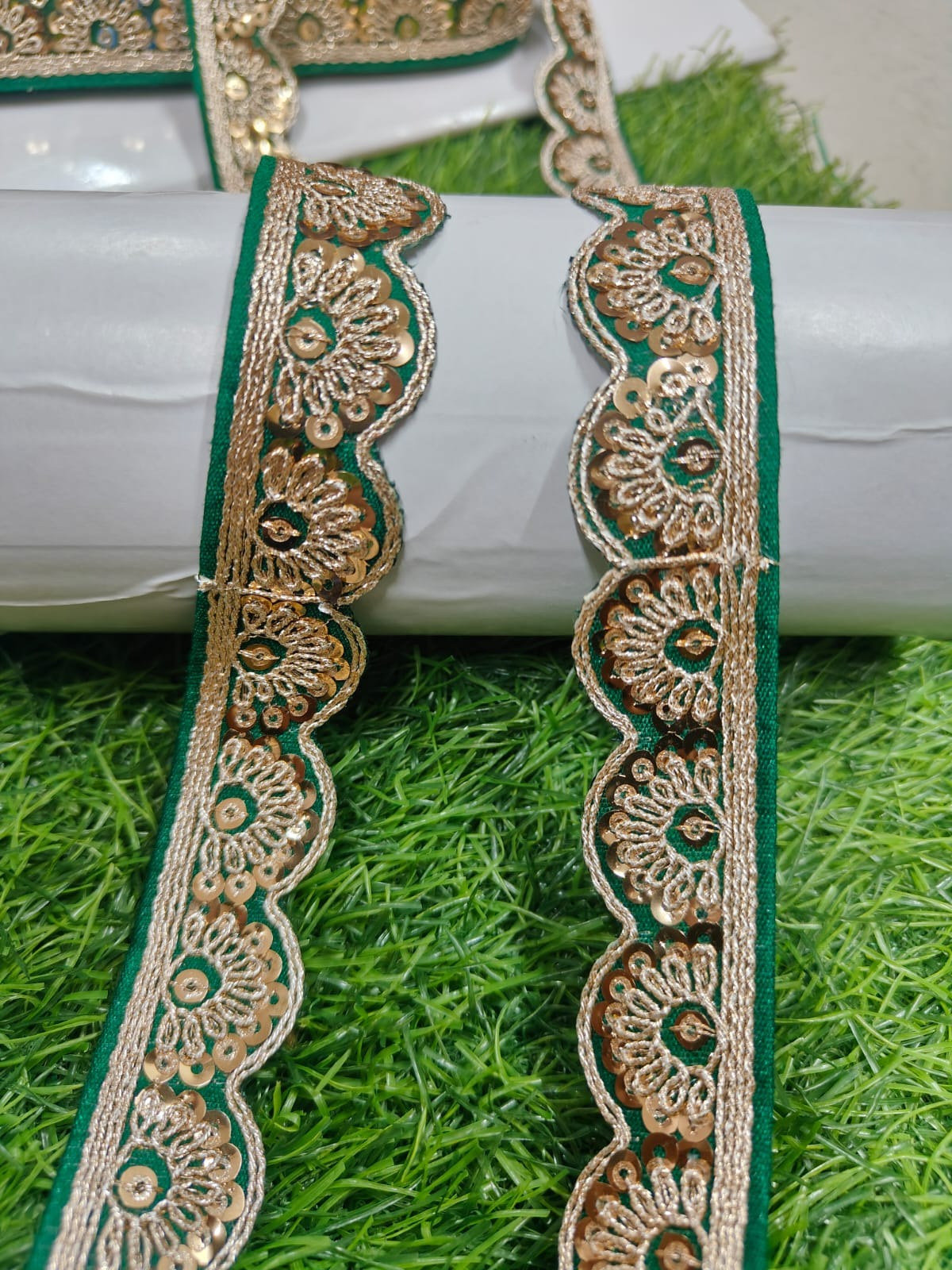 JOLLY COUNTER PRESANT A NEW LACE IN EMBRODARY WITH SEQUANCE IN GREEN COLOR AND 1 INCH SIZE IN 9 MEETER LENGTH. - Image 2